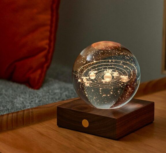 Boule lumineuse Amber Crystal / Système solaire - Gingko Design – Image 3